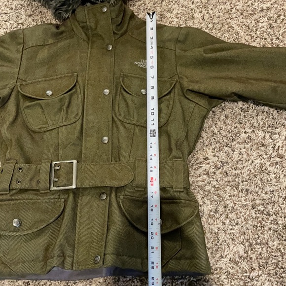 SOLD😍NORTH FACE XS women’s winter/fall jacket faux fur trendy  olive green belt - Picture 16 of 17